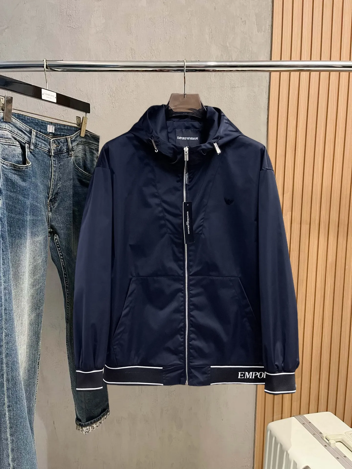 Armani official website Same Style, complete with three labels, on sale in advance. 2026 Autumn and Winter New Arrival men's jacket, Original with complete three labels, Premium version. Custom-made fabrics at the counter. Breathable, high comfort, impeccable details, brand element design concept, reflecting high quality. It feels delicate and soft, presents a casual cut, and has a great upper body shape. Sizes: M～3XL,